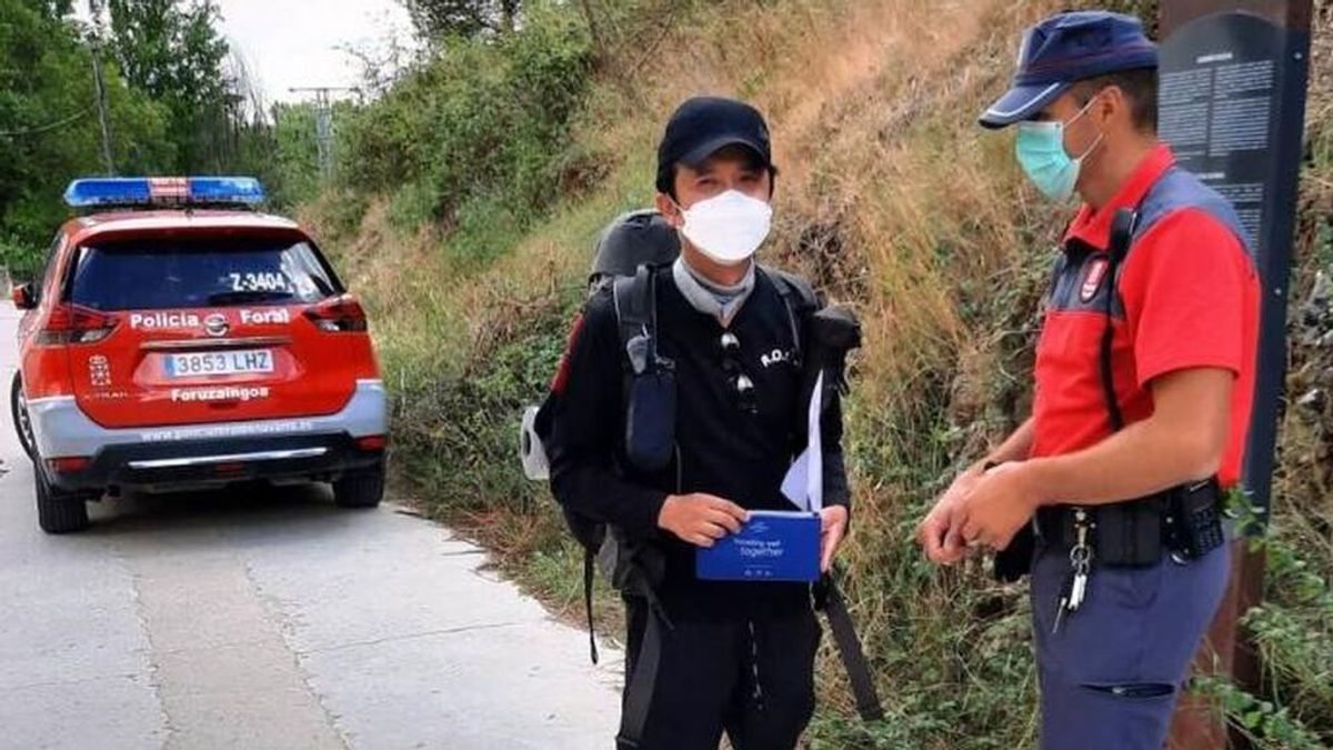 Un agente entrega la cartera al peregrino en Estella (Navarra) Un agente entrega la cartera al peregrino en Estella (Navarra)