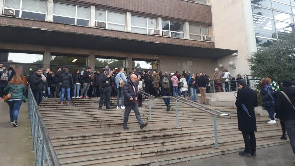 150.000 personas se examinan este domingo en toda España para cubrir 3.381 puestos fijos en Correos 150.000 personas se examinan este domingo en toda España para cubrir 3.381 puestos fijos en Correos