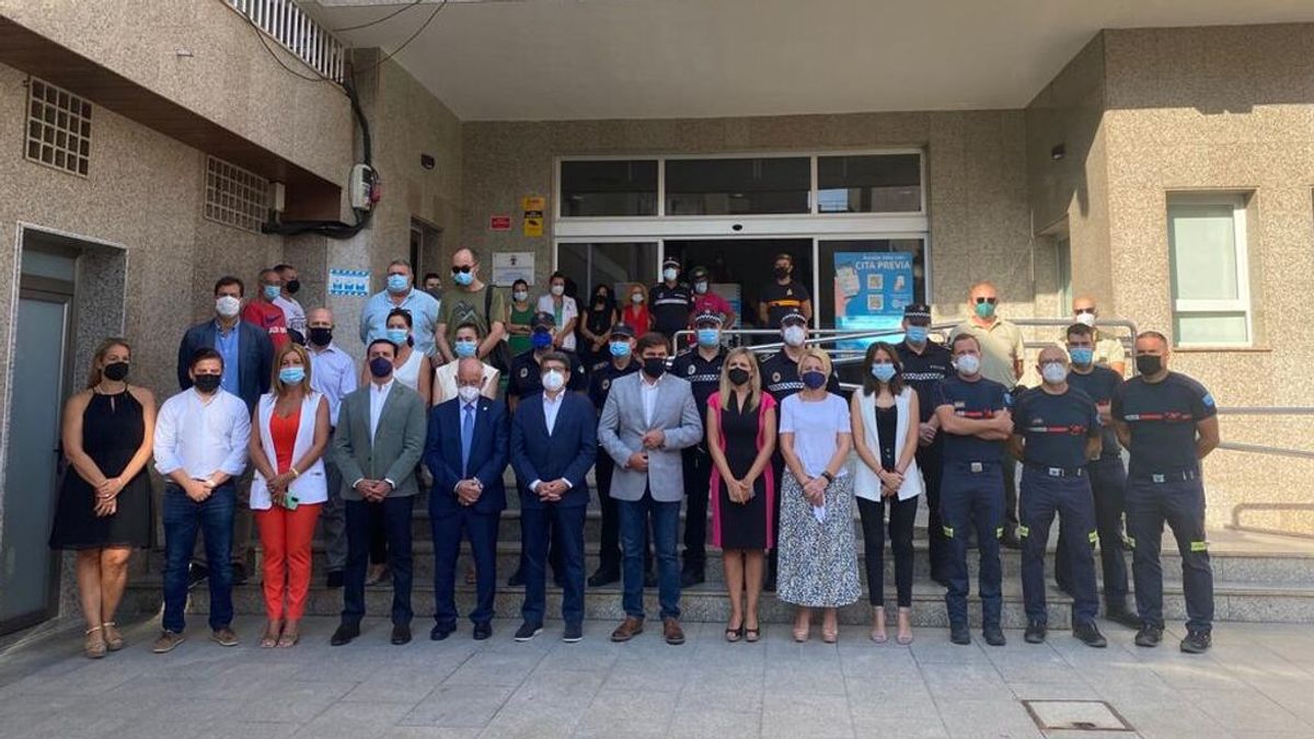 Un minuto de silencio en el Ayuntamiento de Roquetas de Mar de donde era el bombero fallecido en Málaga Un minuto de silencio en el Ayuntamiento de Roquetas de Mar de donde era el bombero fallecido en Málaga