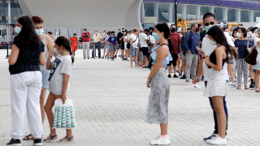 Última hora del coronavirus: Sanidad notifica 4.440 nuevos casos y 72 muertes, mientras la incidencia baja a 131,30