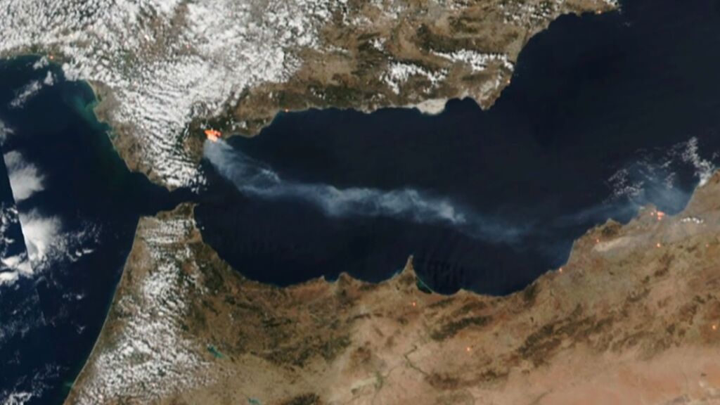 El brutal incendio de Sierra Bermeja visto desde un satélite: la columna de humo cubre parte del Mediterráneo