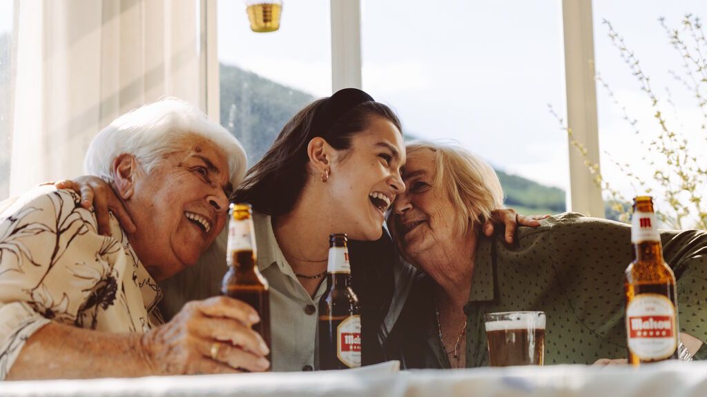 Amaia y sus abuelas en el nuevo anuncio de Mahou