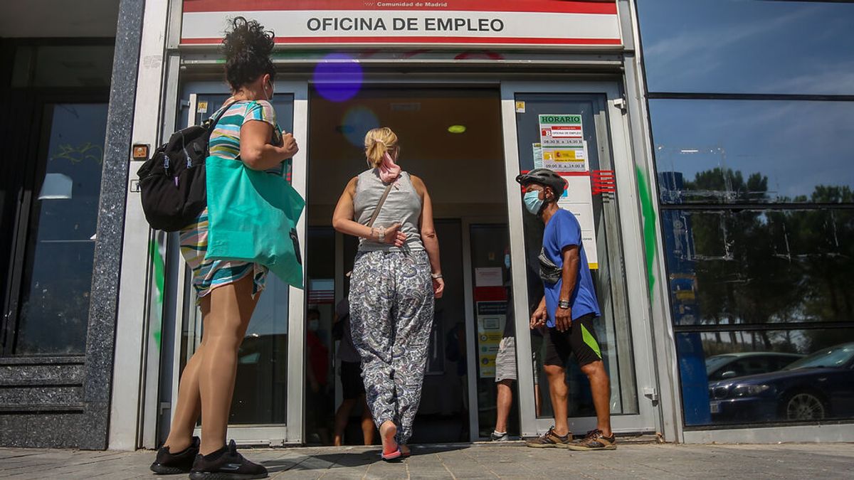 EuropaPress_3868737_varias_personas_esperan_entrar_oficina_sepe_puerta_angel_dia_presentado EuropaPress_3868737_varias_personas_esperan_entrar_oficina_sepe_puerta_angel_dia_presentado