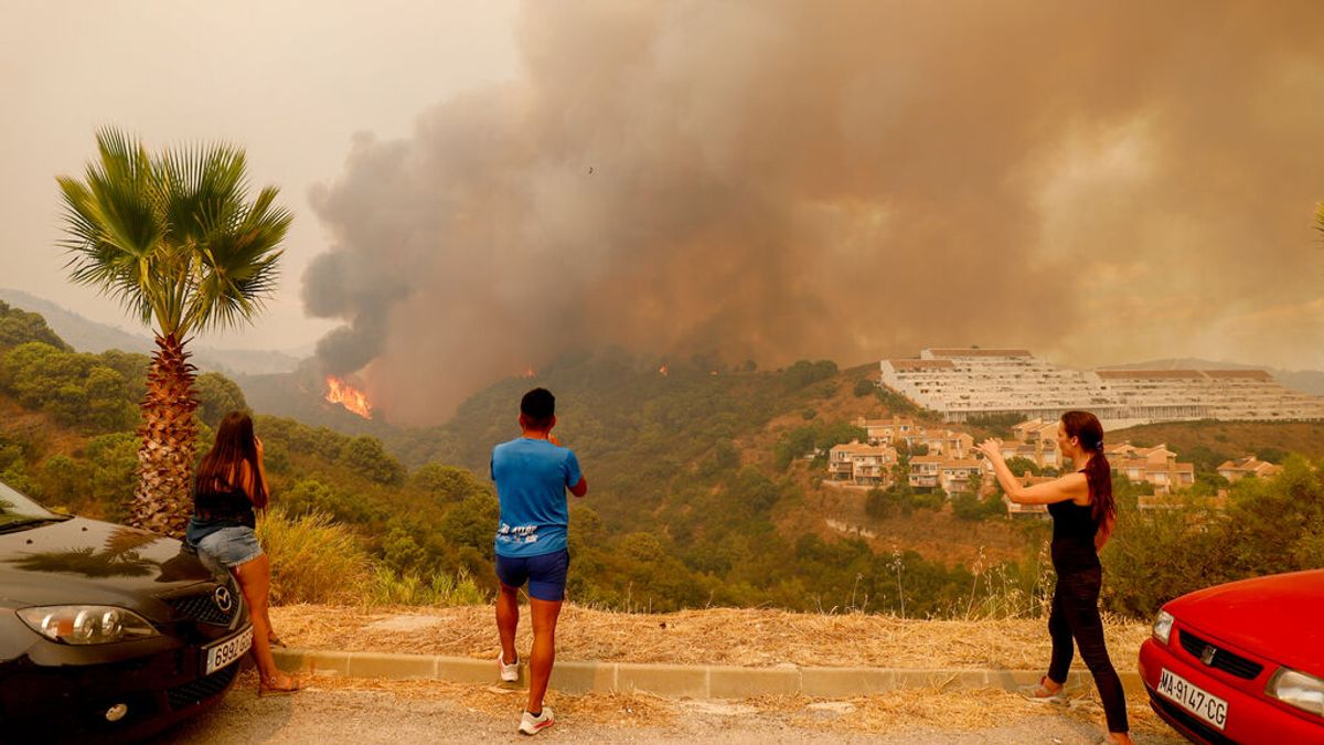 Un millar de personas confinadas, mil desalojados y 5.000 hectáreas afectadas por el incendio de Sierra Bermeja Un millar de personas confinadas, mil desalojados y 5.000 hectáreas afectadas por el incendio de Sierra Bermeja