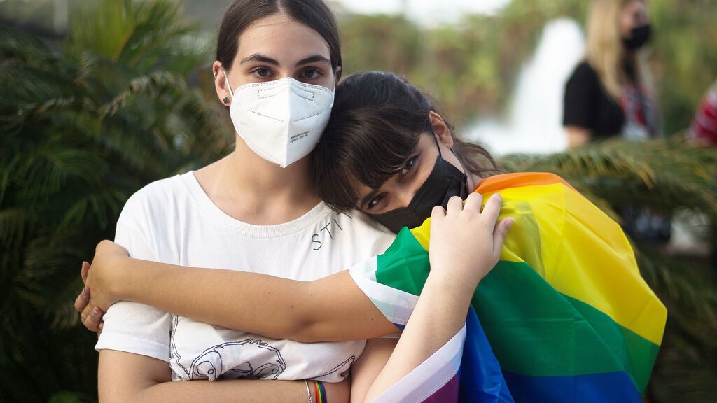 Dos jóvenes participan en la manifestación contra la LGTBIfobia en Málaga