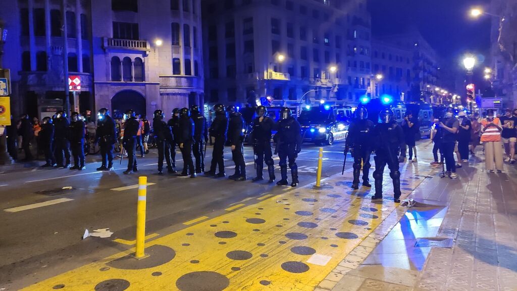 EuropaPress_3927828_mossos_dispersan_concentrados_jefatura_policia_barceona_les_increpan_lanzan