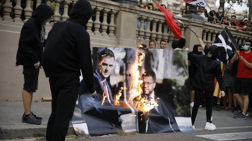 Queman foto de Aragonés y Sánchez en la Diada