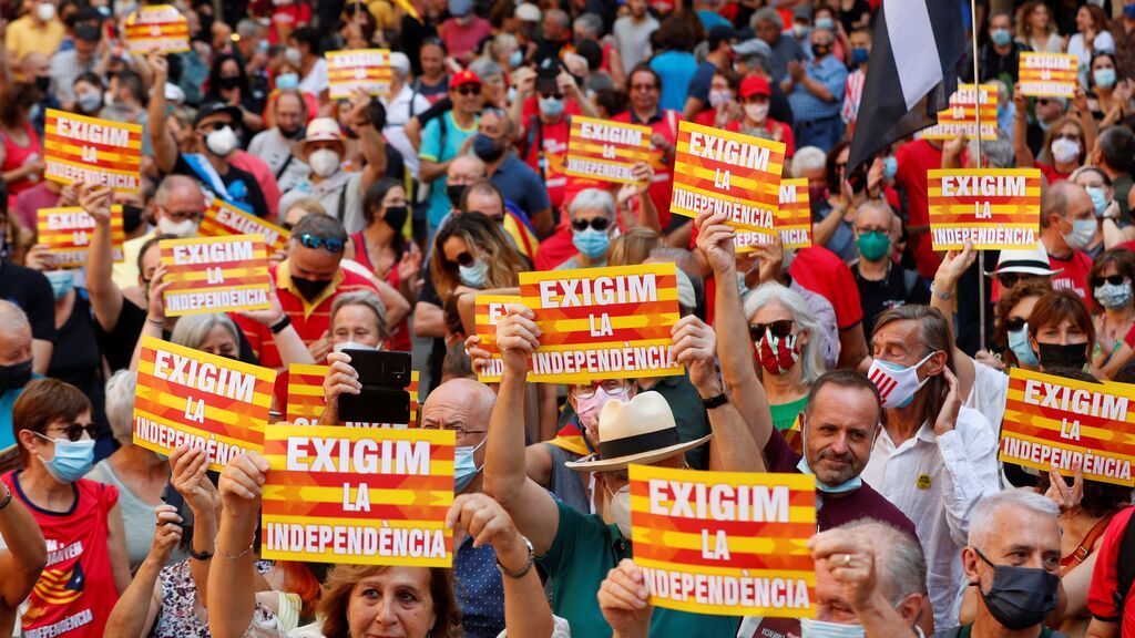 Manifestantes muestran carteles en favor de la independencia