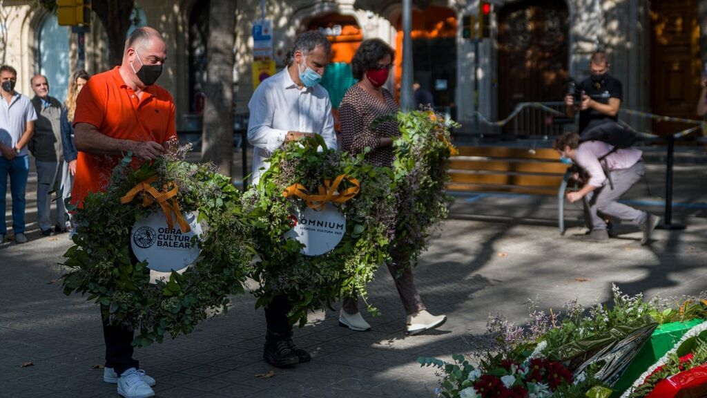 Ofrenda de Òmnium Cultural ante el momento de Rafael Casanova en Barcelona por la Diada