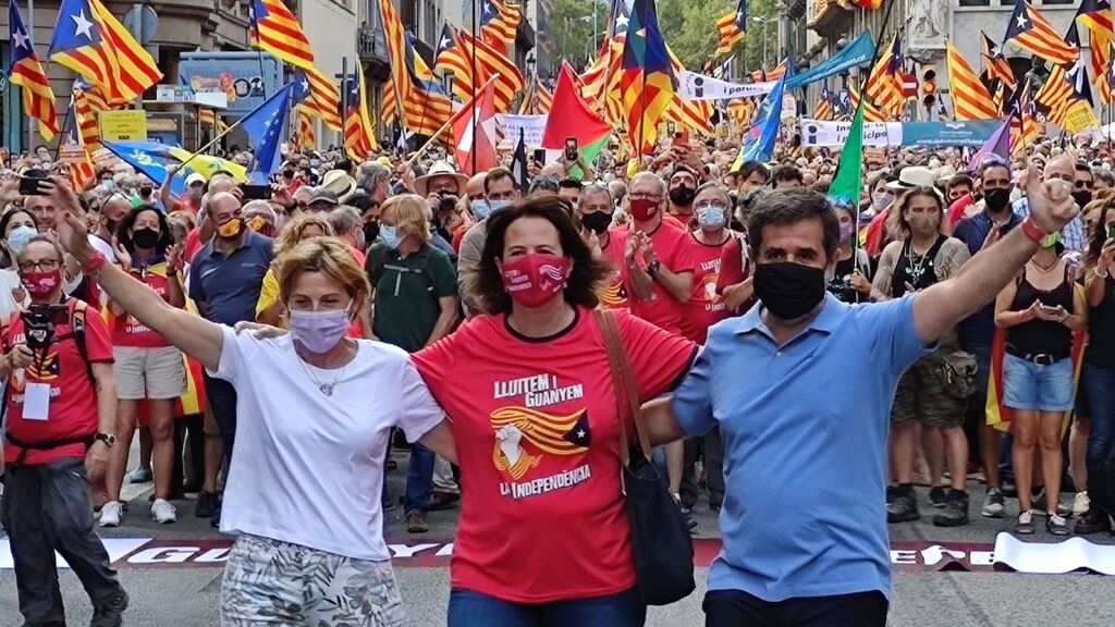 Carme Forcadell (ERC) y Jordi Sànchez (Junts) se abrazan con Elisenda Paluzie (ANC) en la manifestación de la ANC por la Diada