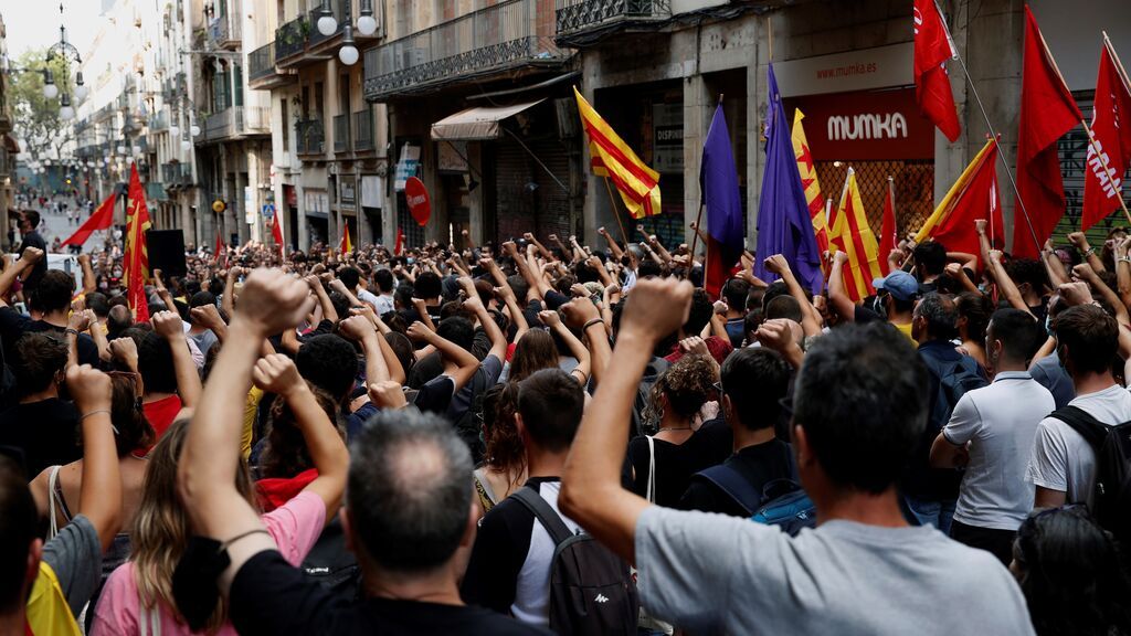 La organización juvenil Arran encabeza una manifestación por la Diada