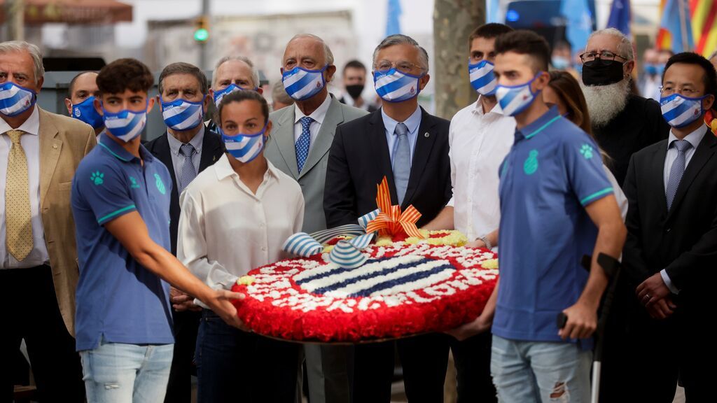 Una representación del RCD Espanyol durante la ofrenda floral del Govern
