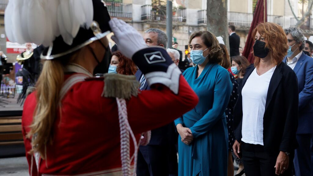 La alcaldesa de Barcelona, Ada Colau durante la ofrenda floral del Govern
