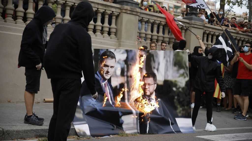 Queman una foto de Aragonès y Sánchez en una manifestación de la Diada de Cataluña