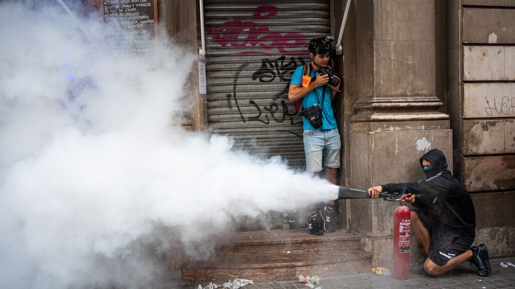 EuropaPress_3928222_hombre_rocia_extintor_policia_altercados_comisaria_policia_nacional_via