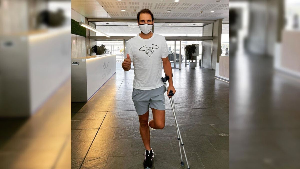 Rafa Nadal reaparece con muletas tras someterse a un tratamiento en el pie Rafa Nadal reaparece con muletas tras someterse a un tratamiento en el pie