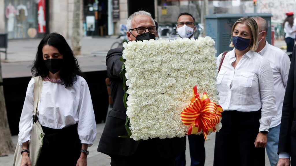 El líder del PP en el Ayuntamiento de Barcelona, Josep Bou durante la ofrenda floral