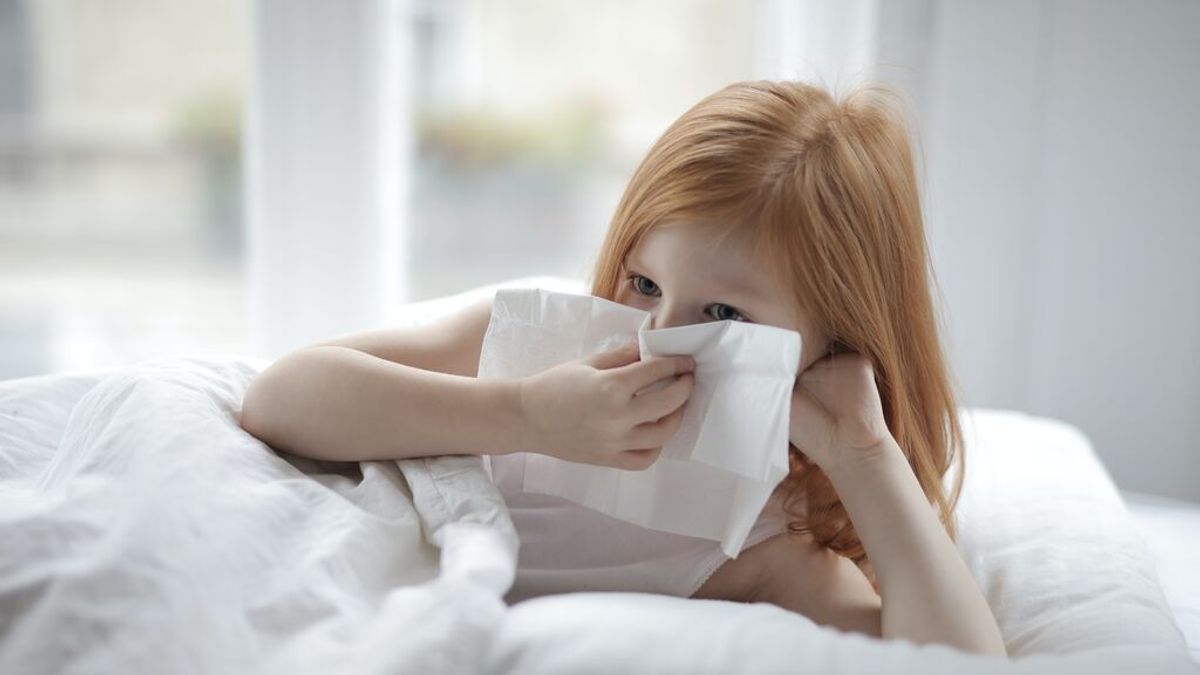 Cansancio, tos y dolor de garganta: los síntomas del covid-19 más recurrentes en niños