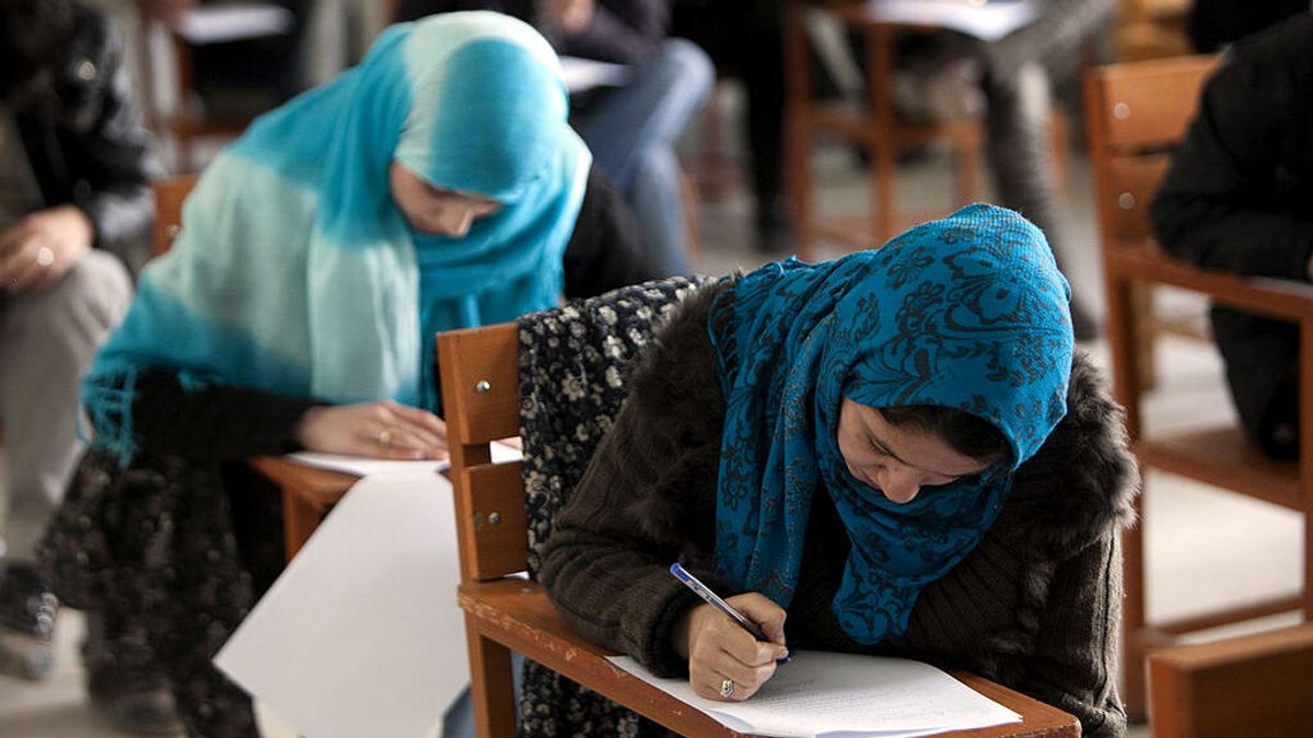 Los talibanes segregarán por sexos a los estudiantes universitarios para cumplir "los principios del islam" Los talibanes segregarán por sexos a los estudiantes universitarios para cumplir "los principios del islam"