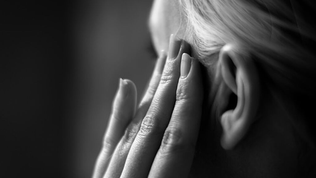 Imagen de archivo de una mujer con migraña