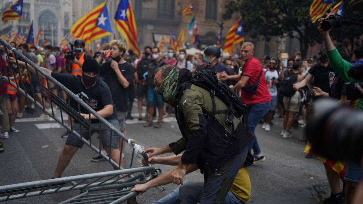 Altercados con la policía y una fotografía de Aragonès y Sánchez en llamas en la Diada de Cataluña Altercados con la policía y una fotografía de Aragonès y Sánchez en llamas en la Diada de Cataluña