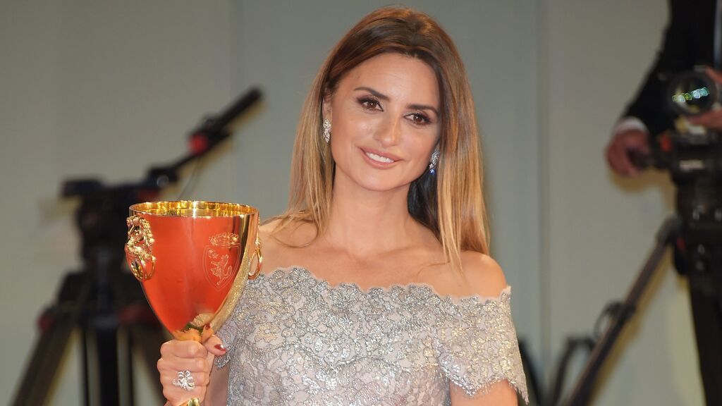Penélope Cruz dedica en Venecia su Copa Volpi a 'Mejor Actriz' a Pilar Bardem, su 'madre paralela'