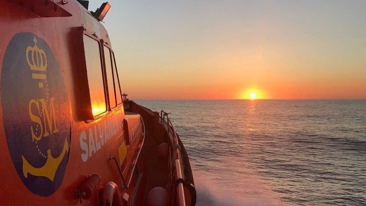 Localizan en una batea a un windsurfista al que se le perdió la pista en el mar en O Grove Localizan en una batea a un windsurfista al que se le perdió la pista en el mar en O Grove