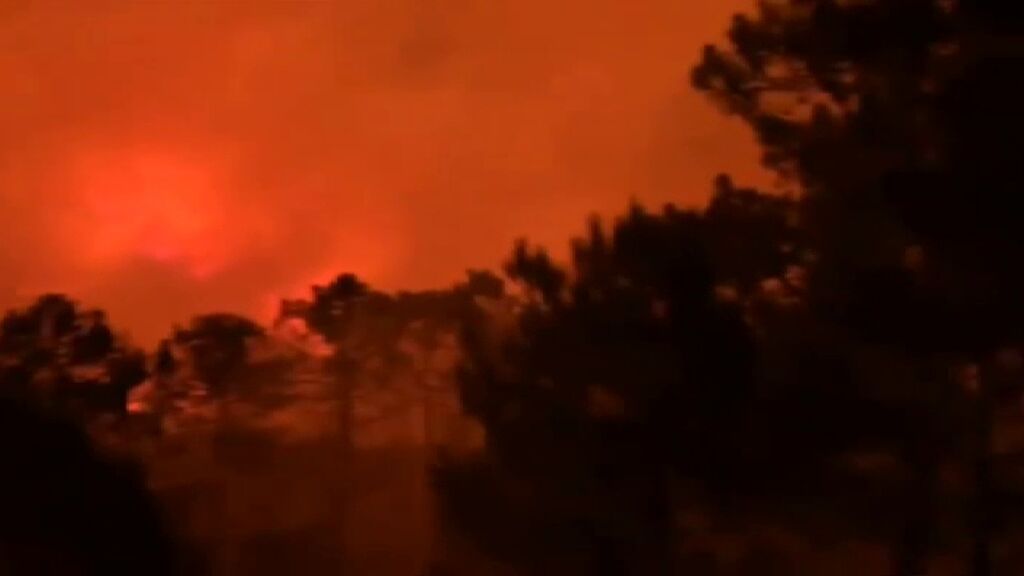 900 efectivos trabajan sin descanso en el devastador fuego de Sierra Bermeja