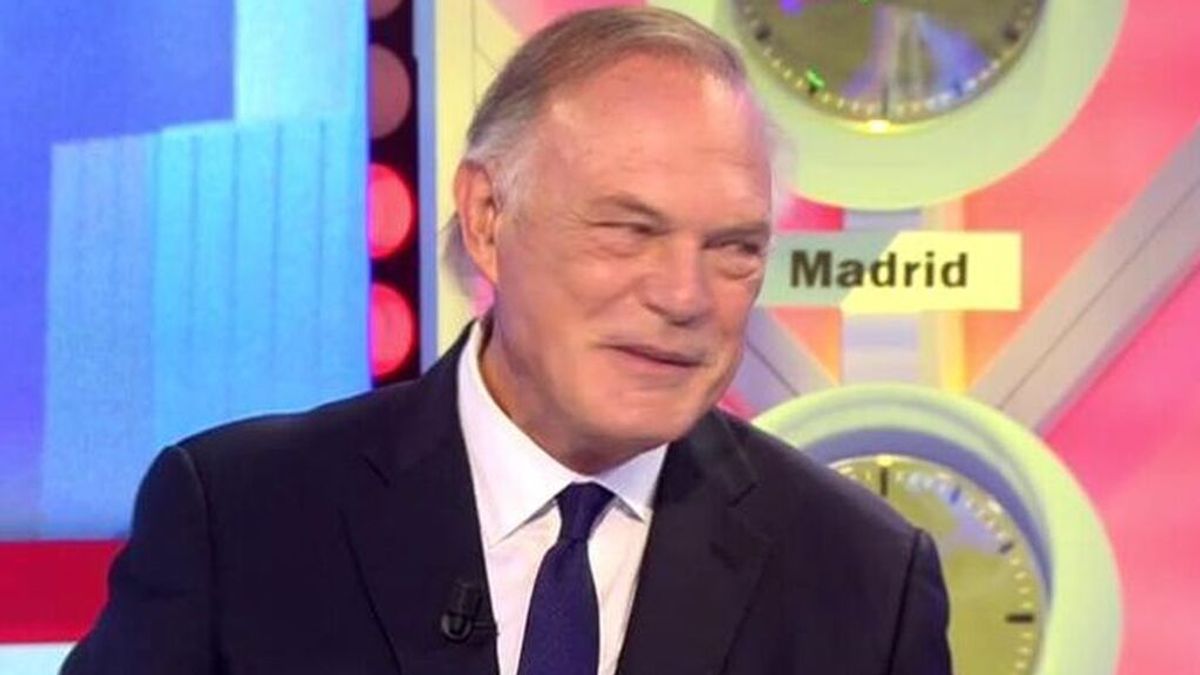 Pedro Piqueras: "A veces me pincho con un alfiler para no reírme en directo" Pedro Piqueras: "A veces me pincho con un alfiler para no reírme en directo"