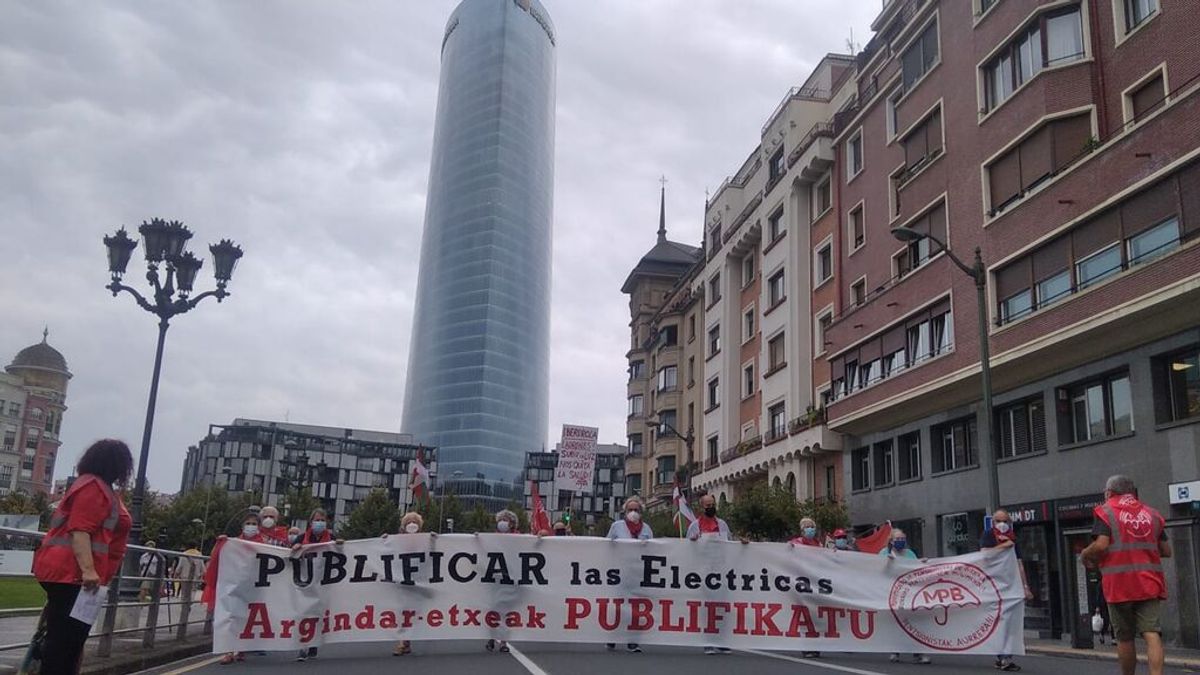 Los pensionistas vascos contra el 'tarifazo eléctrico': “Subir la luz nos quita la salud” Los pensionistas vascos contra el 'tarifazo eléctrico': “Subir la luz nos quita la salud”