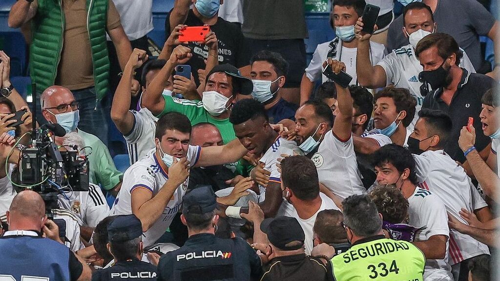 Vinicius llegó a los asientos del Bernabéu para celebrar su gol al Celta.