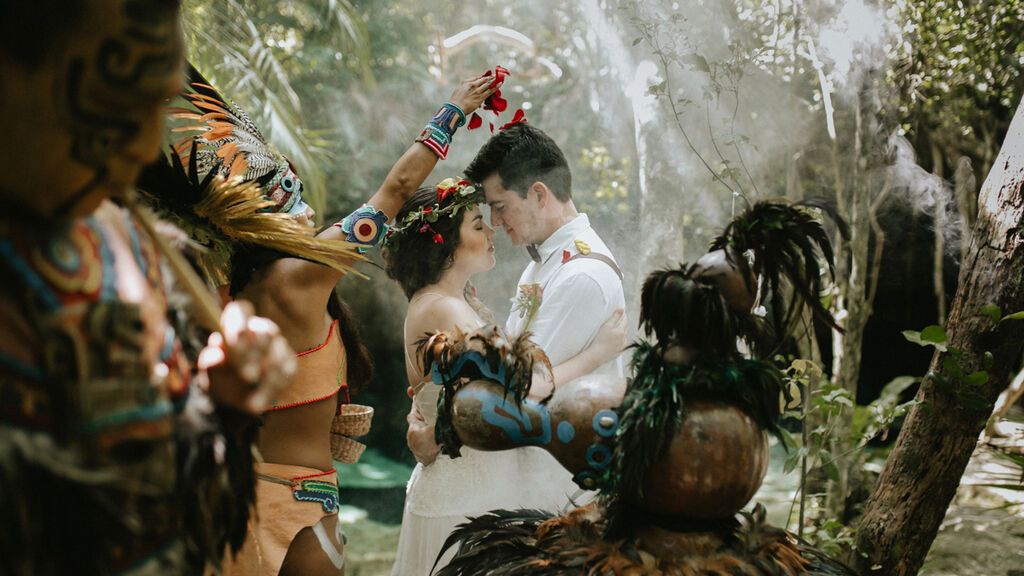 Los imprescindibles para celebrar una boda por el rito maya: de la importancia del fuego y las flores a cómo deberán vestir los novios.