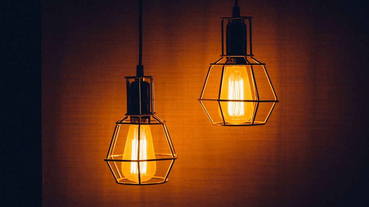El Gobierno aprueba este martes su plan de choque para que la luz suba solo cinco euros mensuales este año El Gobierno aprueba este martes su plan de choque para que la luz suba solo cinco euros mensuales este año
