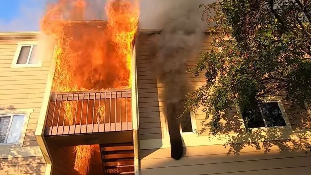 Dramático rescate de una familia en el incendio de un apartamento en Wichita, EEUU
