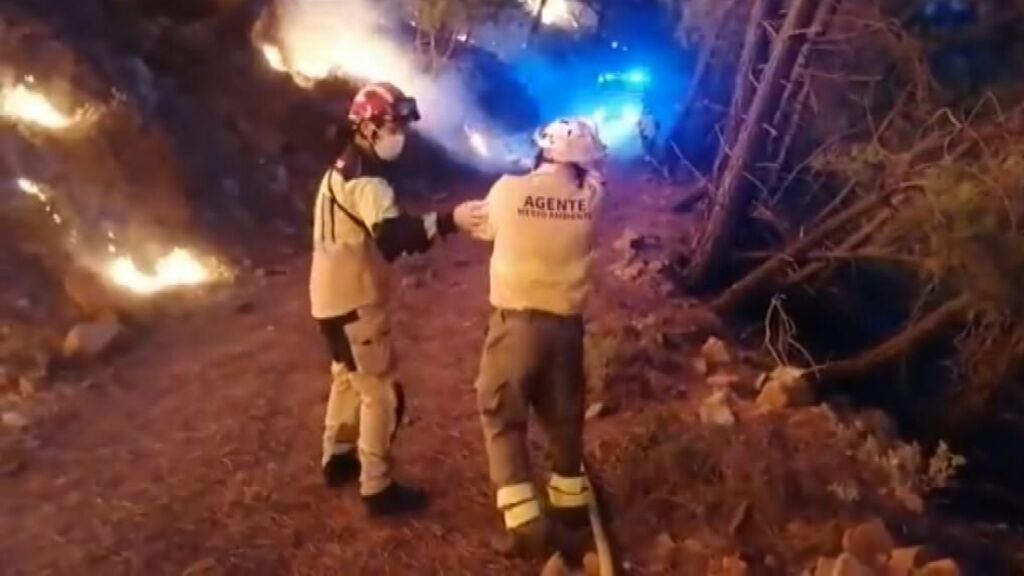 El incendio de Sierra Bermeja obliga a 1.700 personas a pasar la noche fuera de sus casas