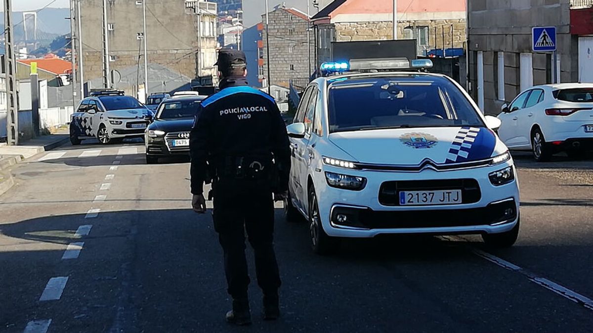 Detenido en Vigo tras agredir a su pareja y esconderse debajo de la cama cuando llegó la policía Detenido en Vigo tras agredir a su pareja y esconderse debajo de la cama cuando llegó la policía