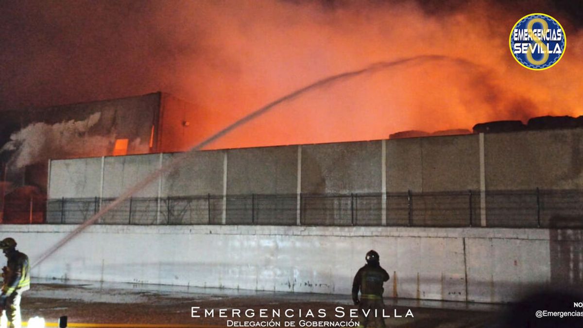 Un incendio arrasa una nave de reciclaje en Sevilla Un incendio arrasa una nave de reciclaje en Sevilla