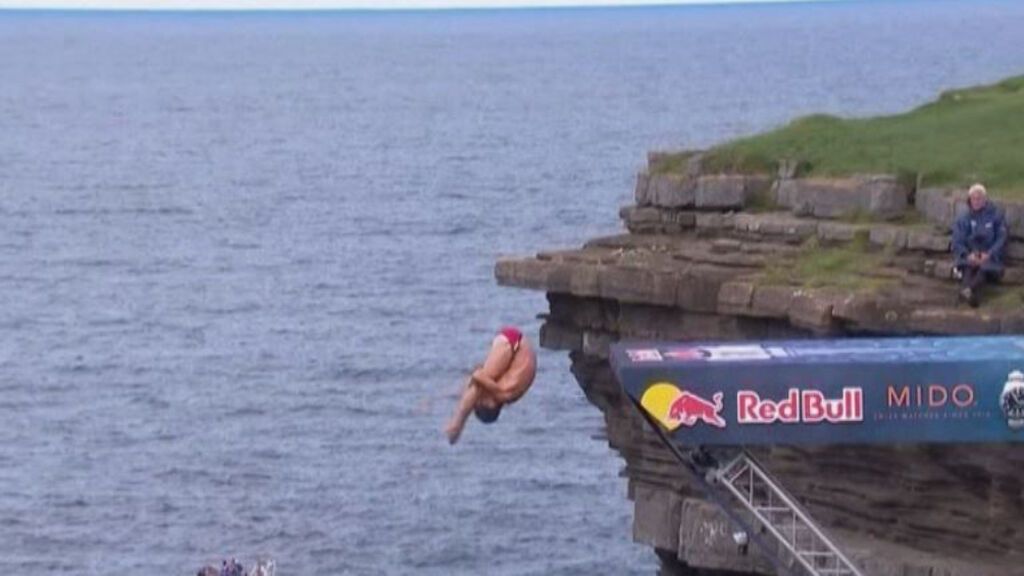 Los saltos perfectos de la serie mundial de Red Bull Cliff Diving en acantilados irlandeses