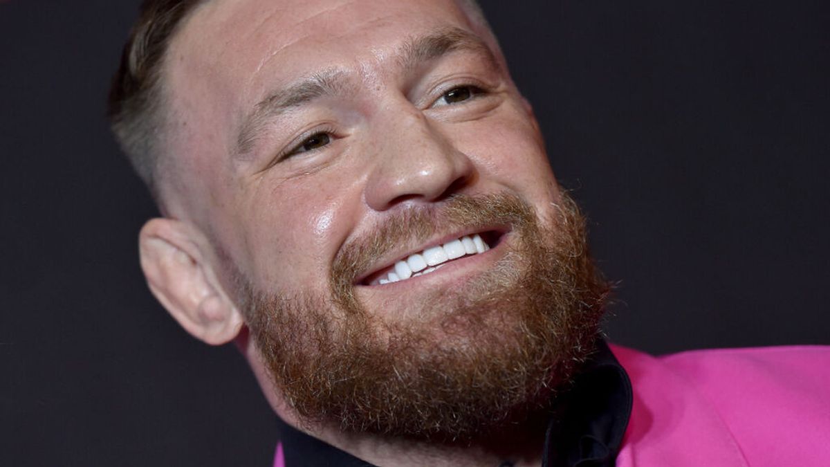 Conor McGregor y el novio de Megan Fox se enzarzan en una pelea en la alfombra roja de la gala de los MTV VMAs Conor McGregor y el novio de Megan Fox se enzarzan en una pelea en la alfombra roja de la gala de los MTV VMAs