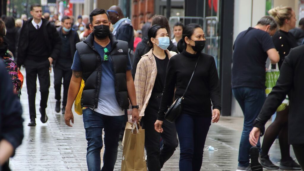 El Reino Unido se plantea recuperar el uso obligatorio de la mascarilla para el invierno