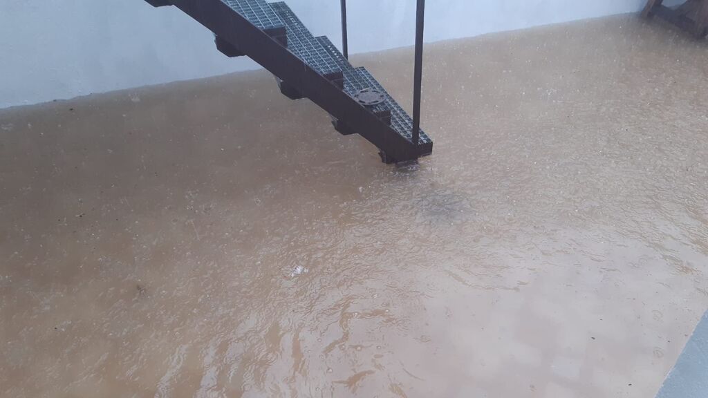 El patio de una casa en Alosno tras la lluvia