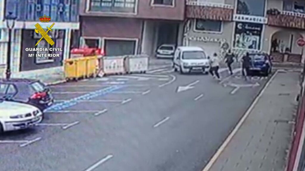 Un Guardia Civil rescata un carrito de bebé que se precipitaba cuesta abajo por Rianxo