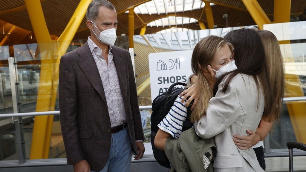 La reina Letizia abraza a su hija mayor antes de marchar hacia Gales donde estudiará este año. casa real