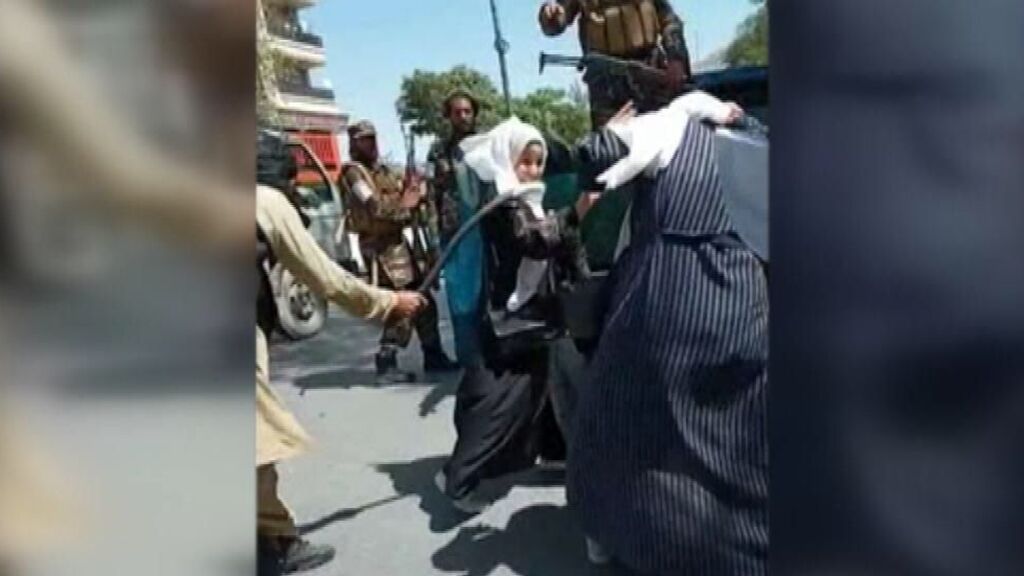 Los talibanes golpean a un grupo de mujeres durante una protesta para defender sus derechos en Kabul