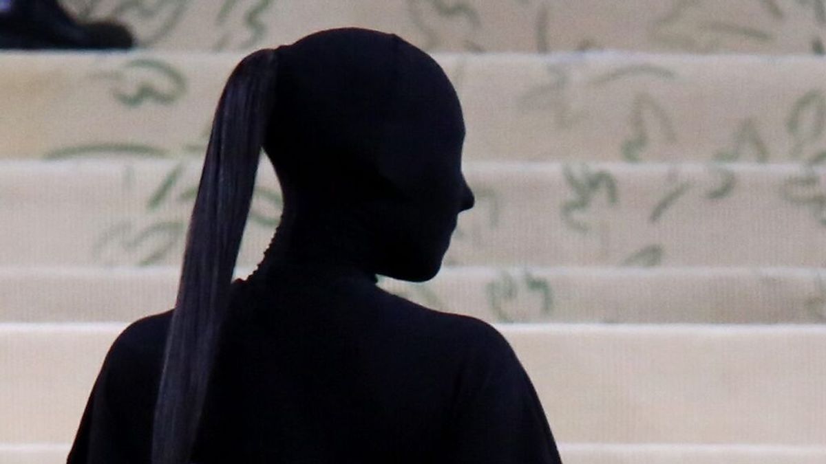 Se cansó de mostrar su cara: Kim Kardashian repite en la gala MET su gusto por ir de negro y tapada