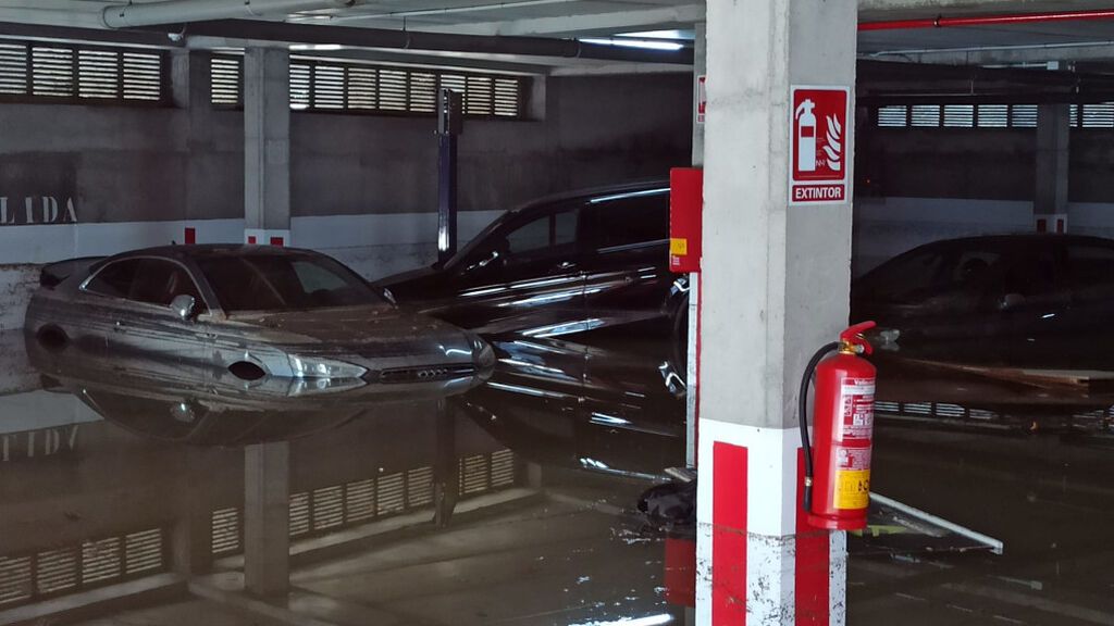 Los coches terminaron flotando en un parking de Perillo, en Oleiros