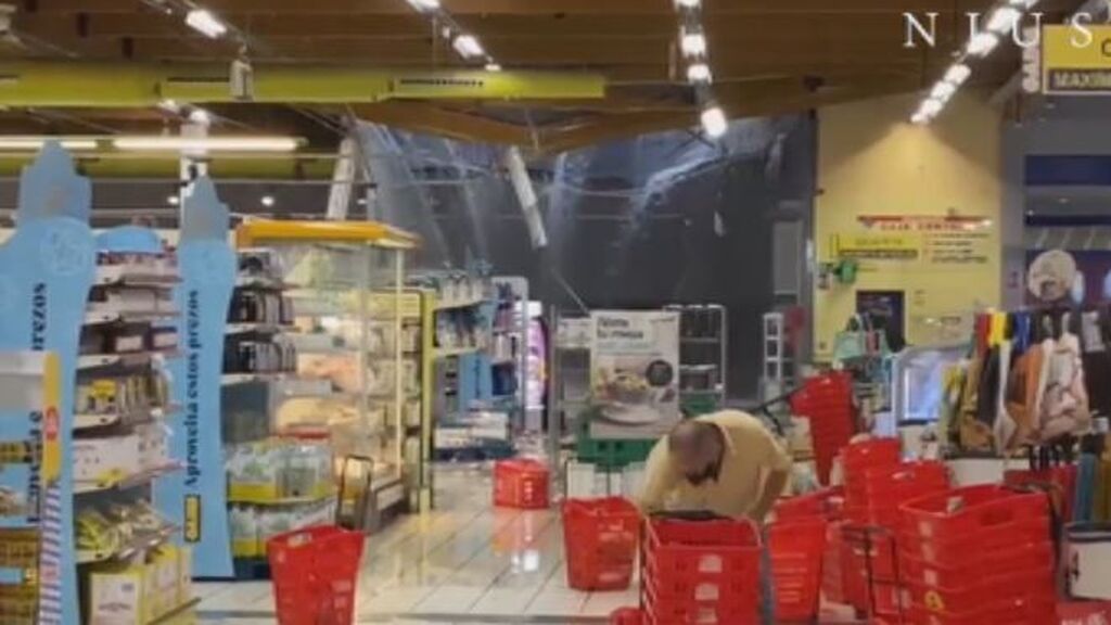 Una tromba de agua desploma el techo de un supermercado en A Coruña con clientes dentro