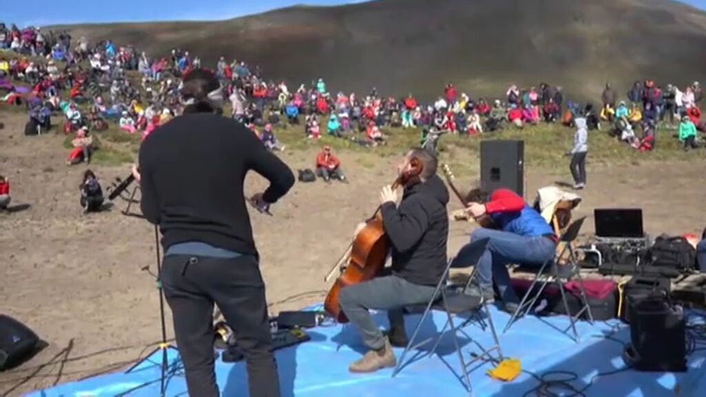 Un curioso concierto de música clásica tiene lugar en un volcán activo de Rusia