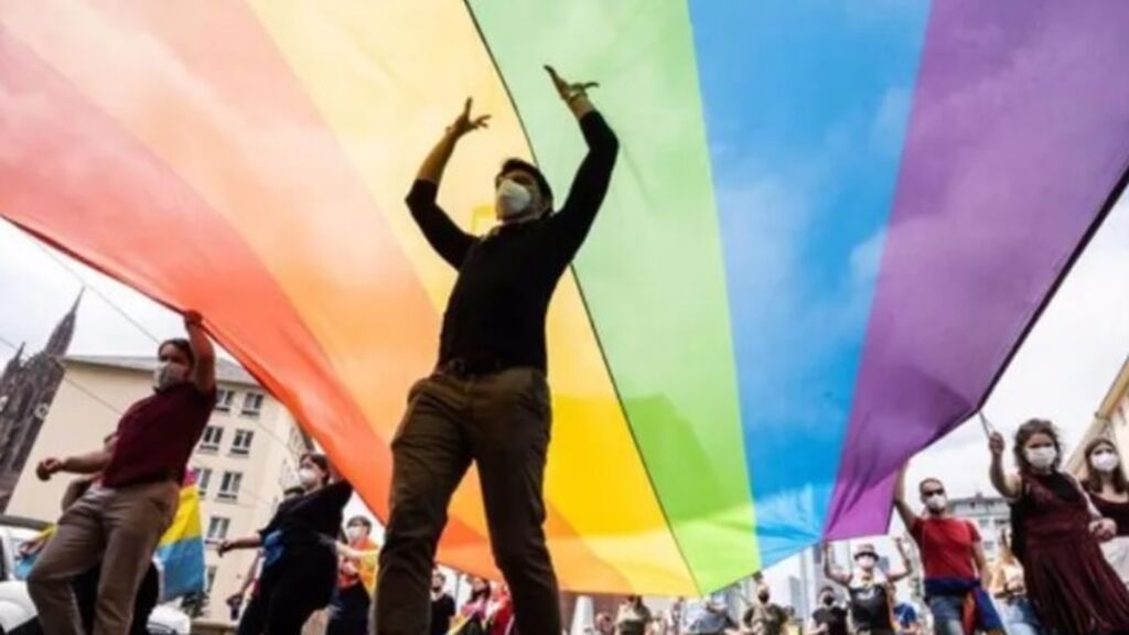 Europa exige reconocer las parejas del mismo sexo: el PP se abstiene, Vox, vota en contra