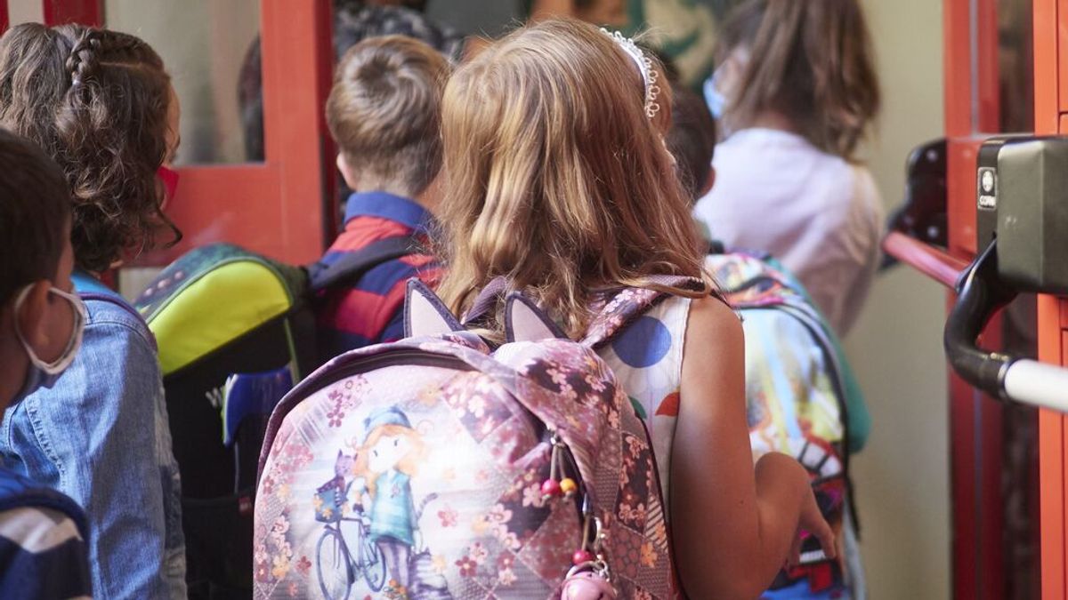 Dos alumnas de Cáceres recibirán clase solas al negarse a usar la mascarilla Dos alumnas de Cáceres recibirán clase solas al negarse a usar la mascarilla